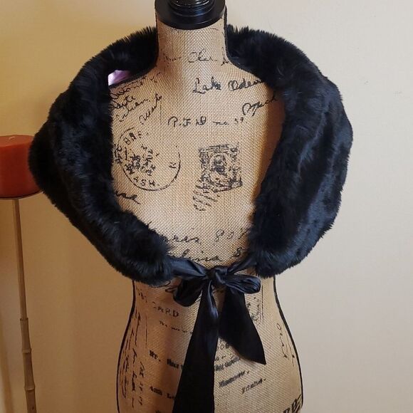 XOXO Black faux fur wrap size Small - Picture 1 of 8